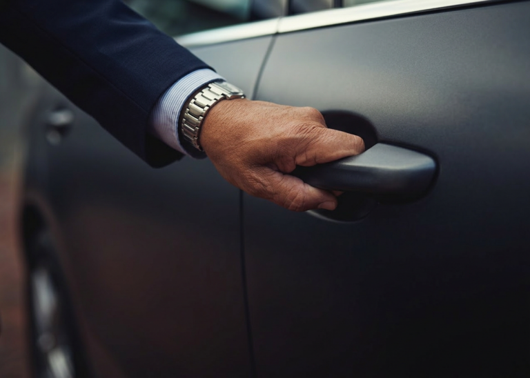 Limu24 autojuht avab sõiduki ukse